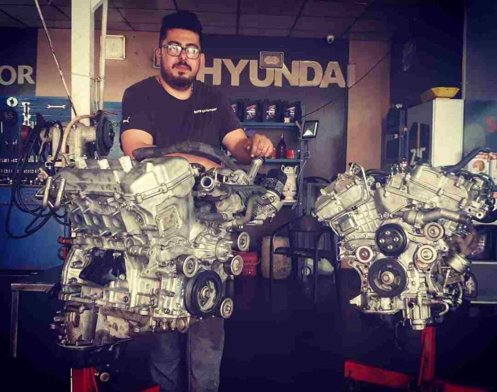 مهندس علی زارع در حال تعمیر دو عدد موتور تویوتا لندکروز در سال 2013